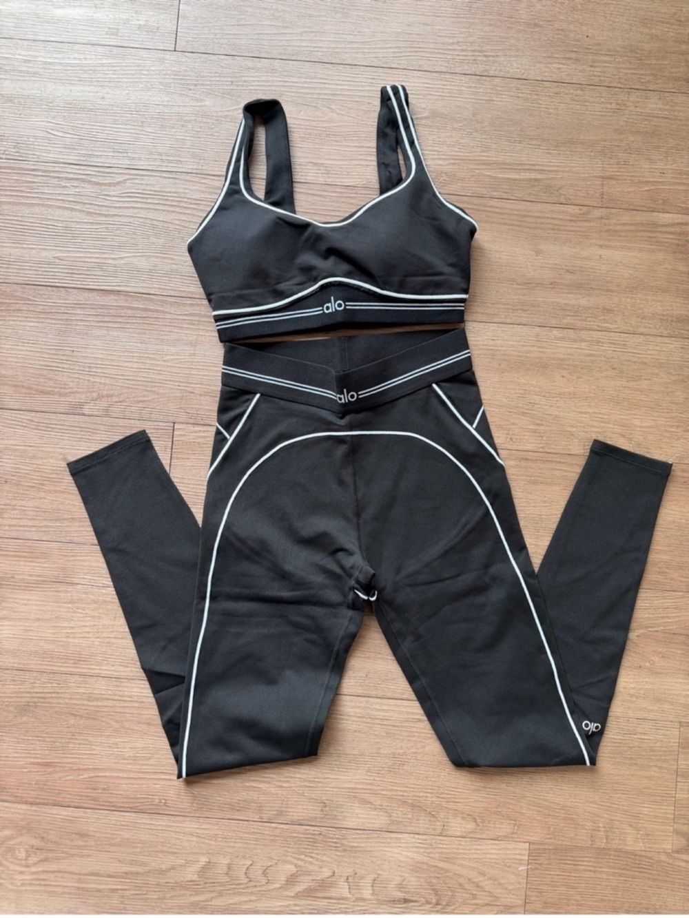 ✅ ALO YOGA Black & White Sports Bra and Leggings Set - Picture 2 of 3